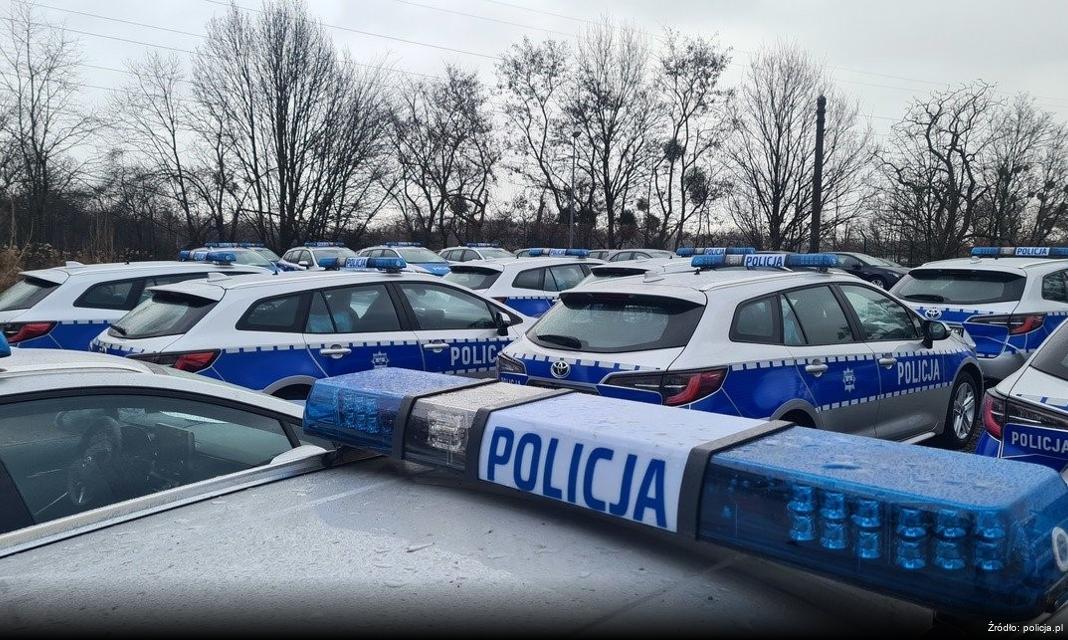 Policjantki edukują uczniów na temat zagrożeń w sieci